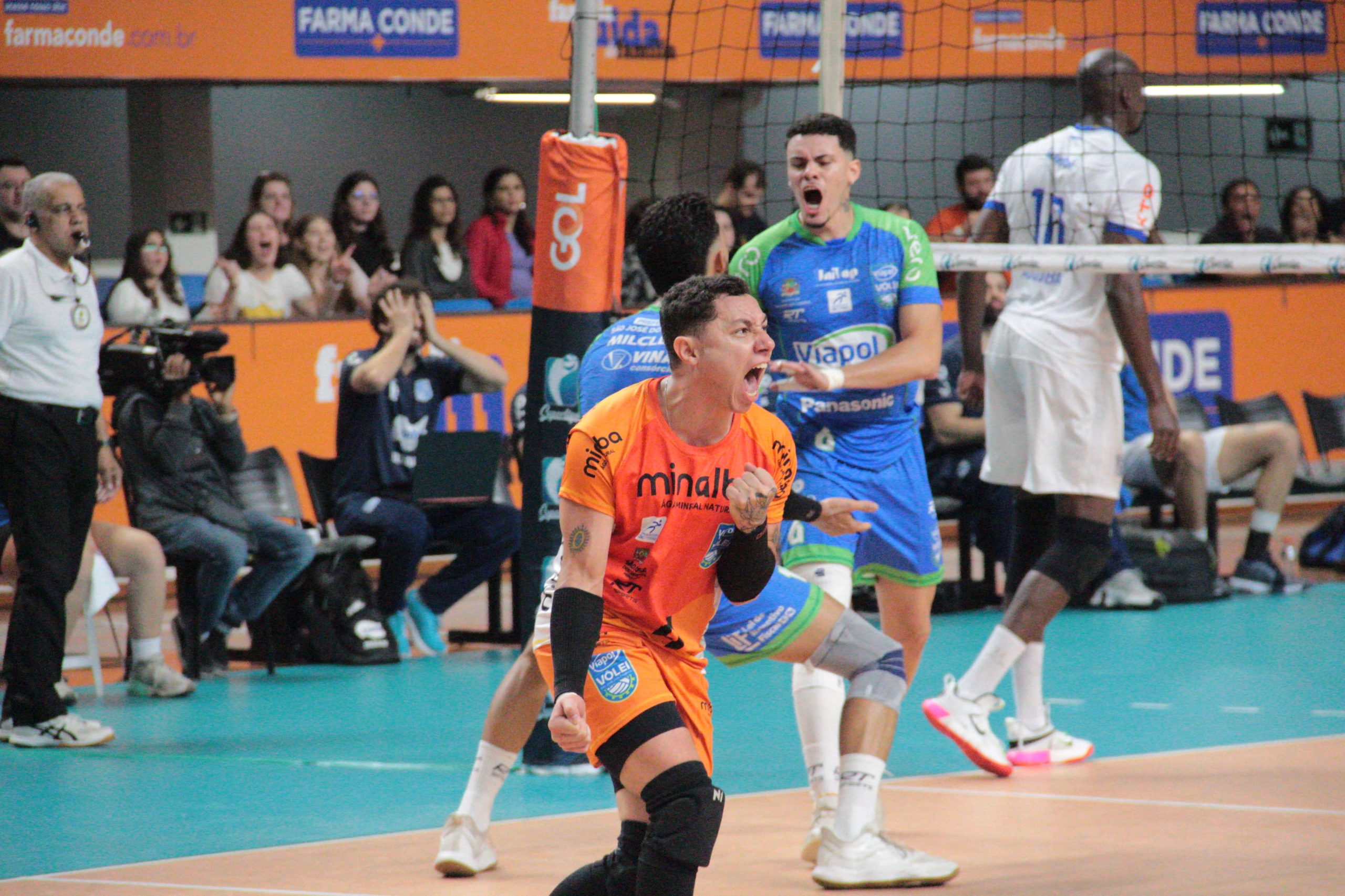 Rogerinho, líbero do Vôlei São José, comemorando primeira vitória na Superliga