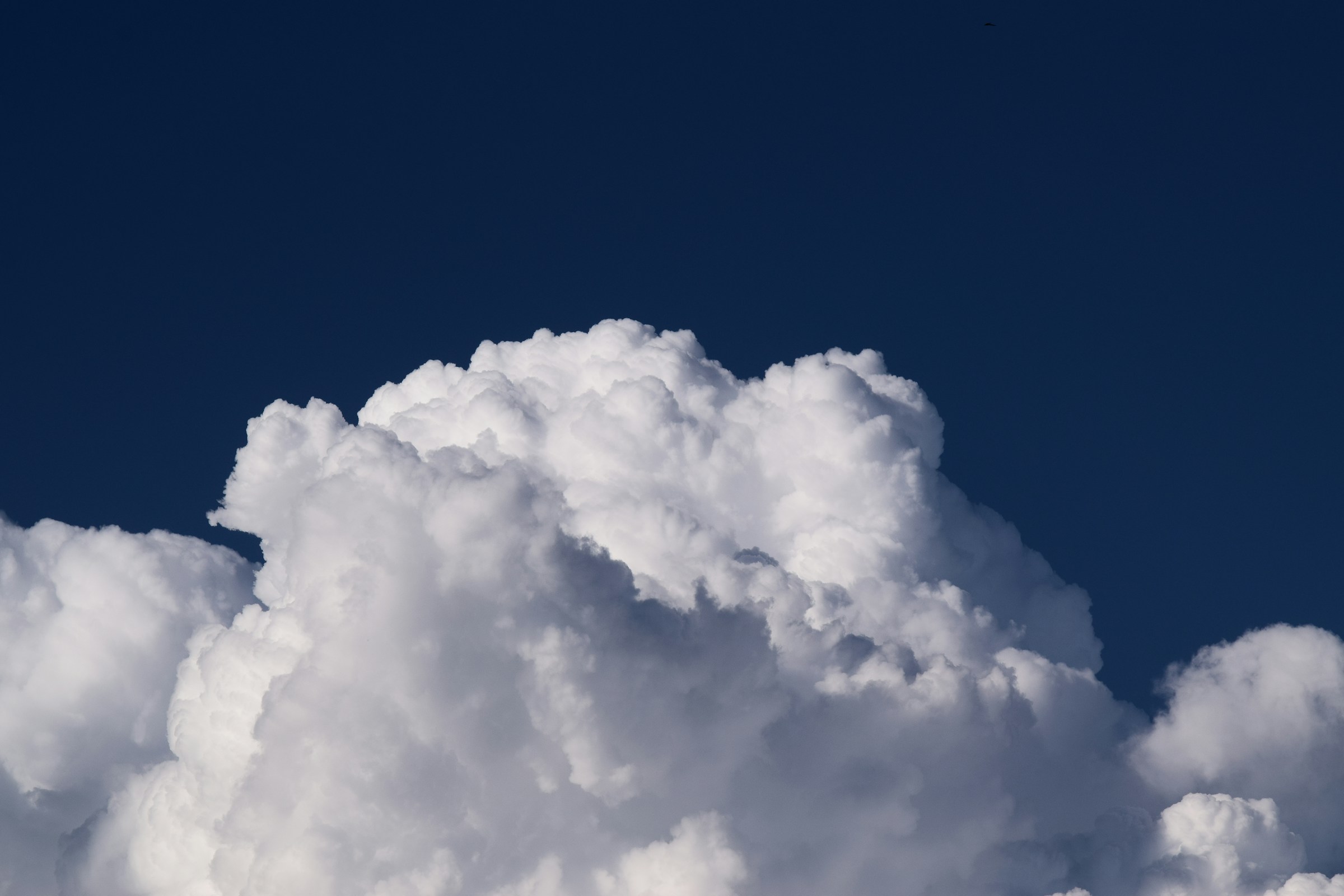 nuvem no céu azul