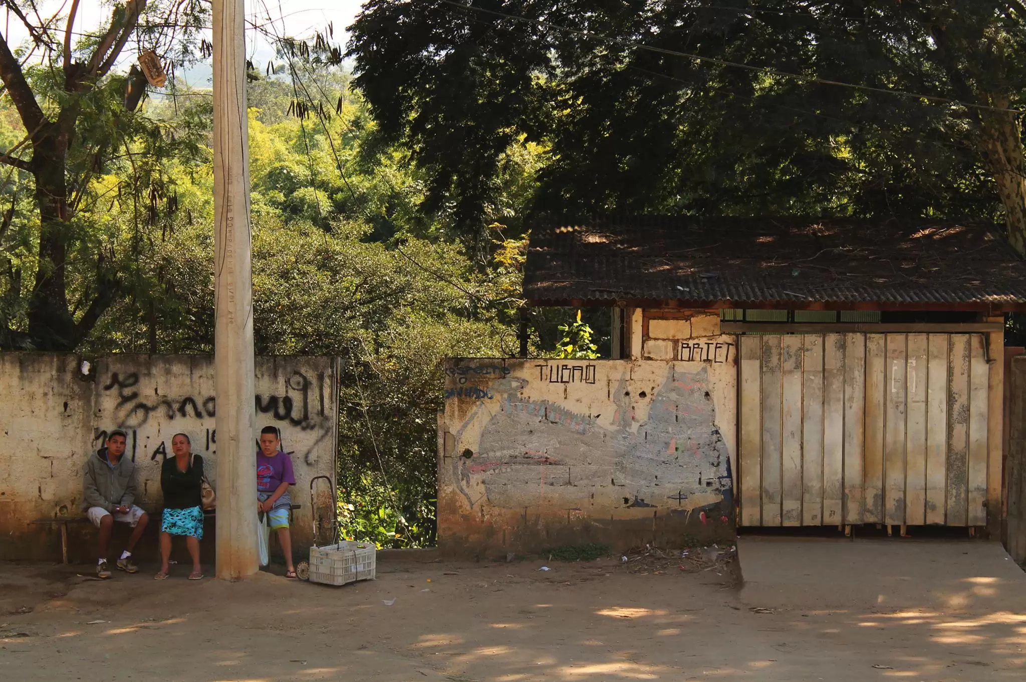Moradores do Banhado, uma das favelas de São José