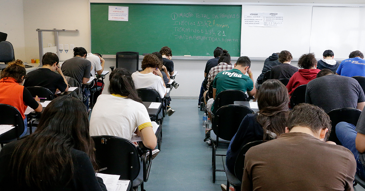 Candidatos fazendo a prova da primeira fase da Fuvest