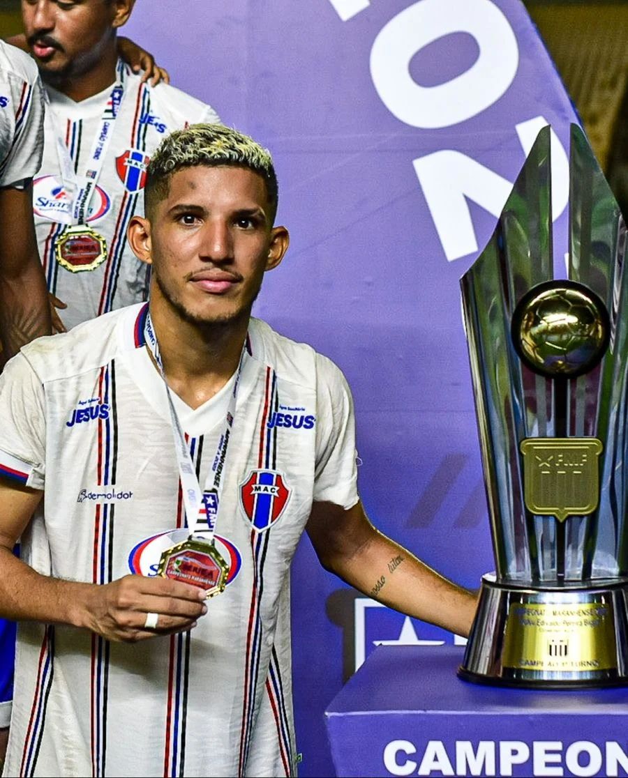 Fabrício Pereira, novo jogador do São José, com taça do Maranhense