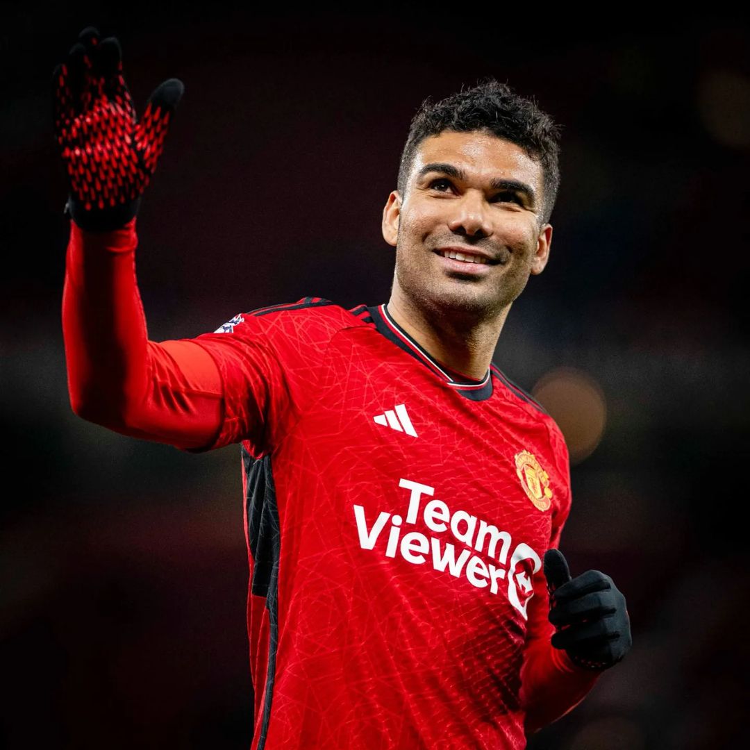 ccasemiro com uniforme do manchester united sorrindo
