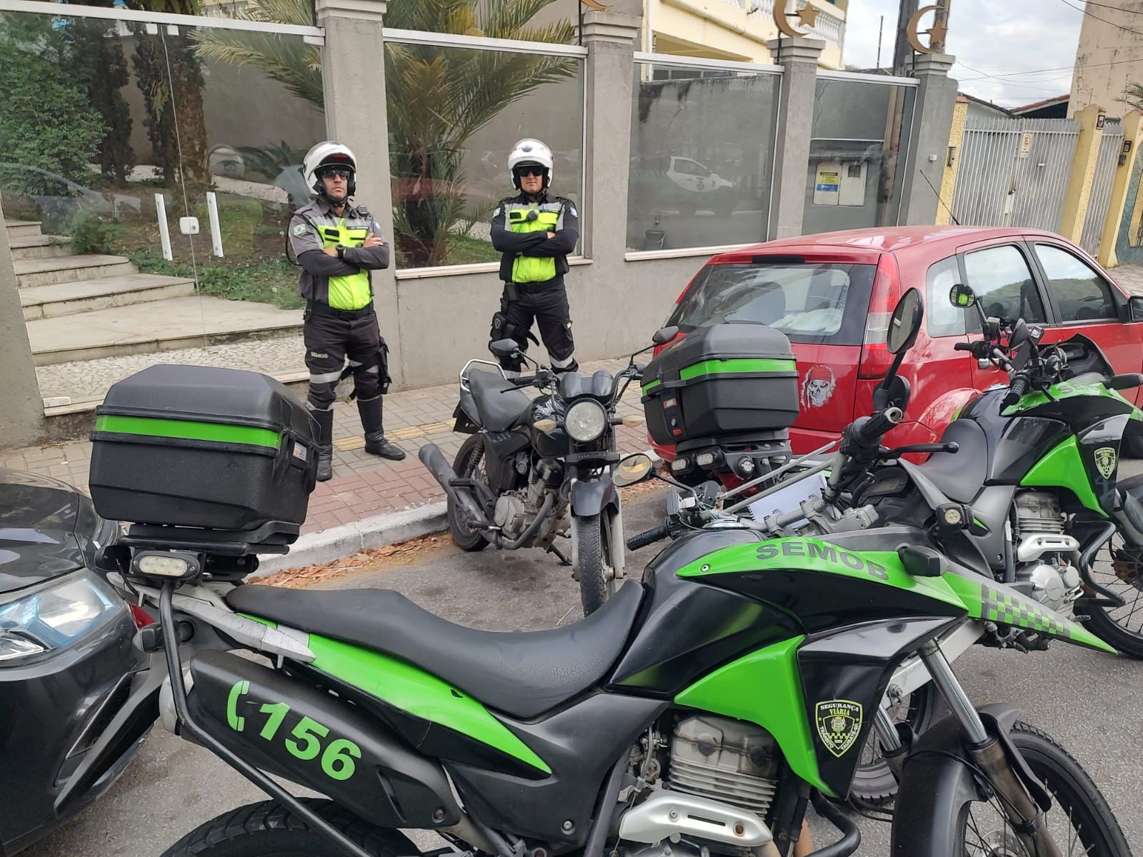 Agentes de mobilidade de Taubaté com novo uniforme