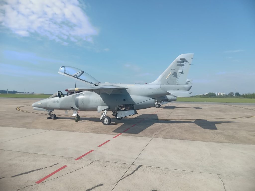 Caça da Força Aérea Argentina durante pouso no aeroporto de SJC