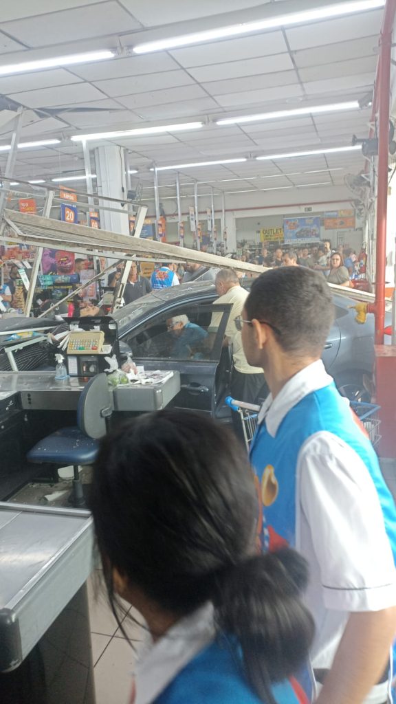 Carro que invadiu Mercadinho Piratininga, no Jardim Satélite em SJC 