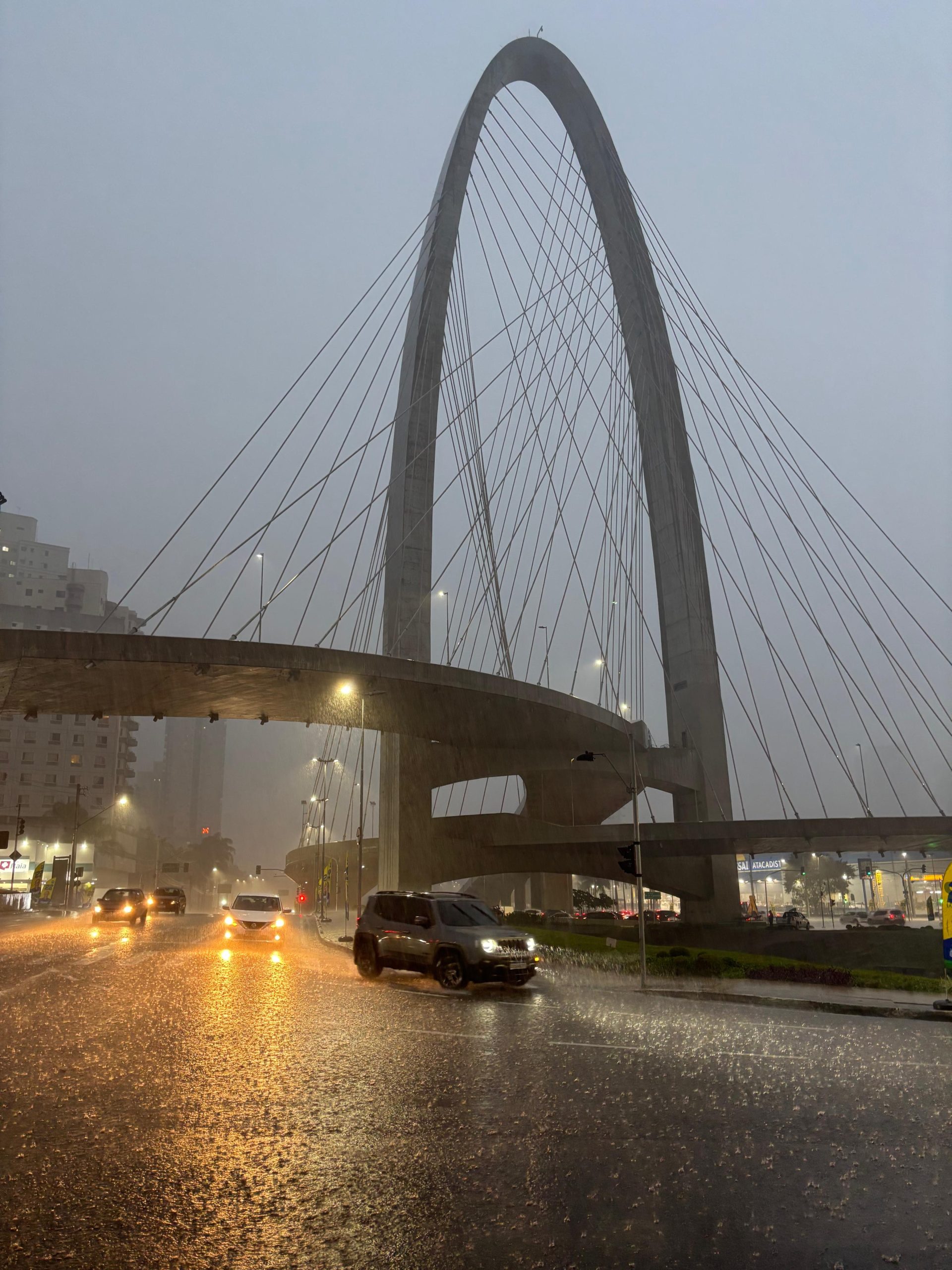 Foto da Ponte Estaiada, em São José, durante tarde chuvosa, fazendo referência às chuvas podem atingir o Vale do Paraíba nesta quinta e sexta