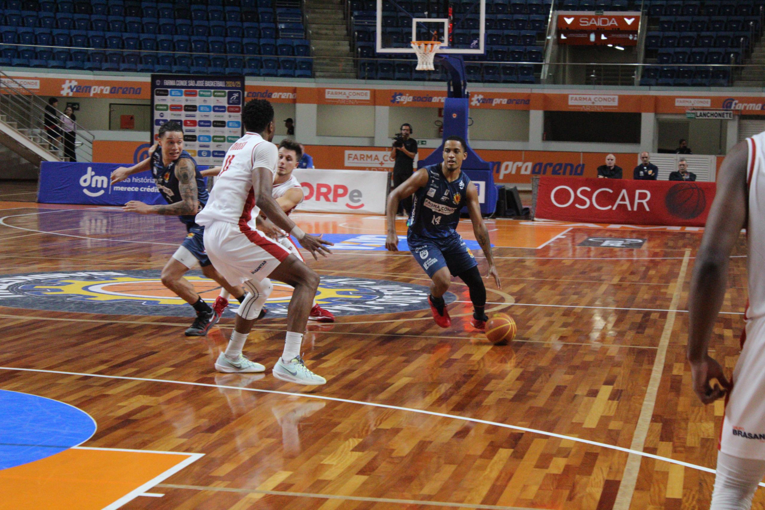 Jogador do São José carregando a bola em partida do NBB
