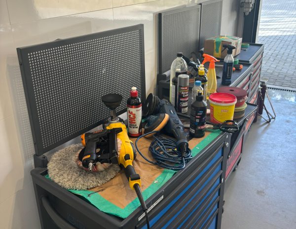 parte interna com mesa, estantes e equipamentos da oficina da escola de restauro de carros antigos