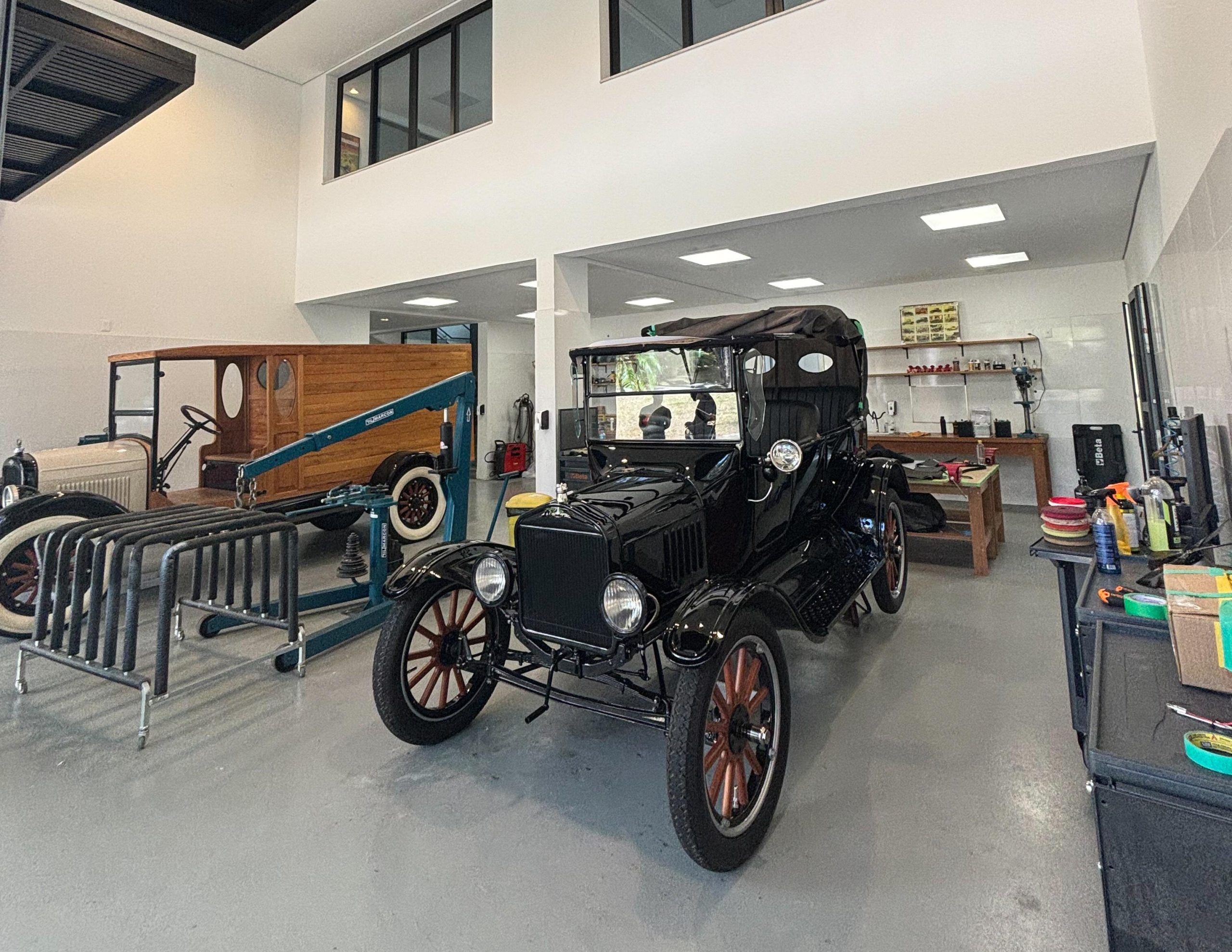forrd model t de 1923 na garagem da escola de restauro de carros antigos do museu carde
