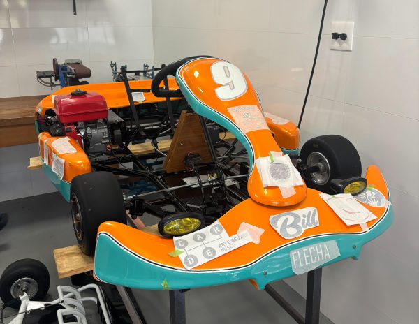 kart, ainda não finalizado, laranja e verde piscina, produzido por alunos da escola de restauro de carros antigos do carde