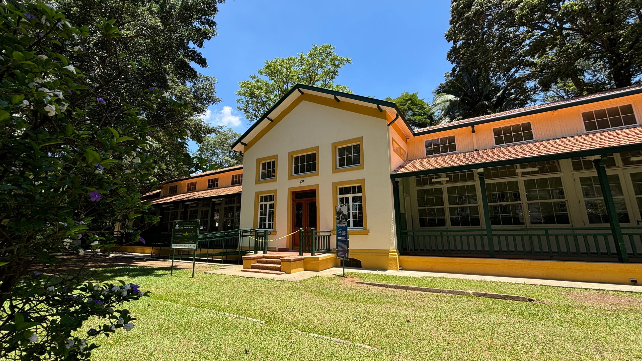 Fachada do Pavilhão São João, que passou por restauro no Parque Vicentina Aranha