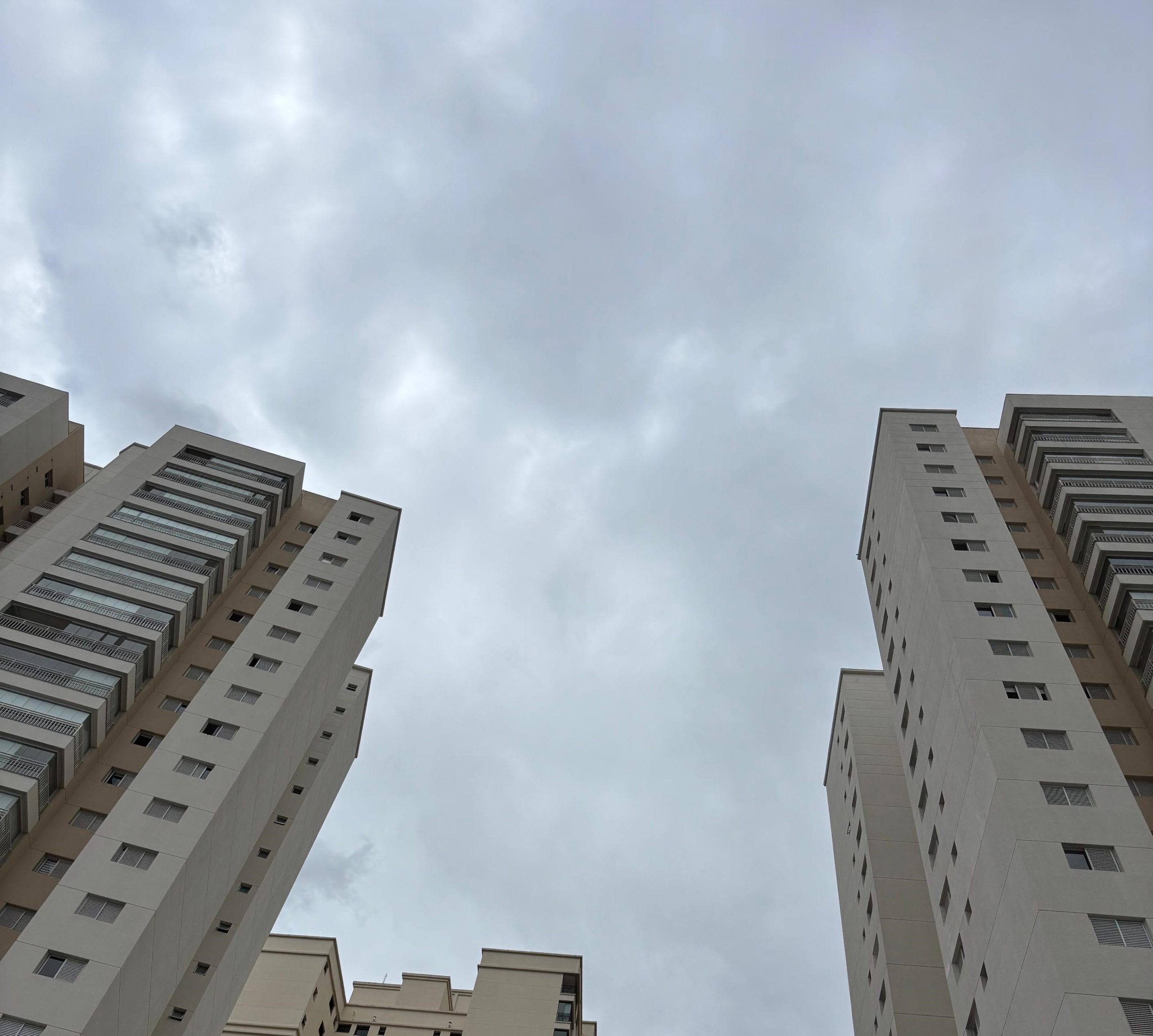Céu nublado remete à nova frente fria que atinge o Vale do Paraíba e Litoral Norte