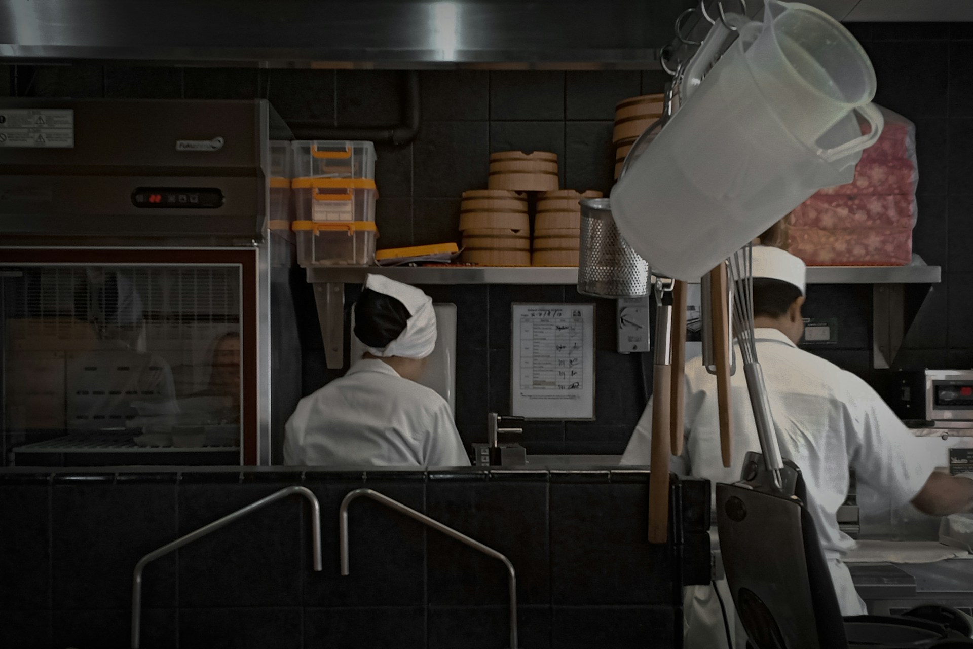 casal de cozinheiros trabalhando em cozinha; cozinheiro é uma das vagas de emprego em sjc em maior número no PAT