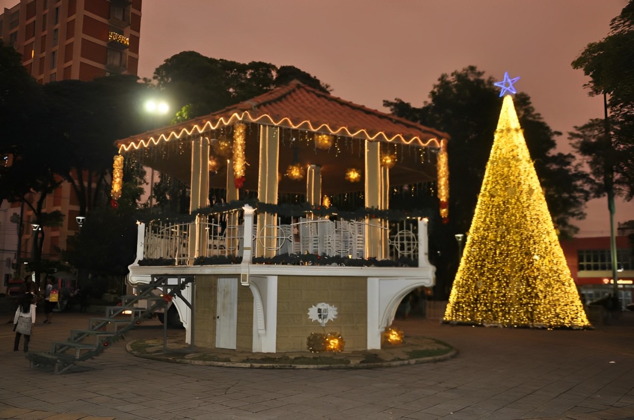 praça da bandeira decorada para o natal em caçapava