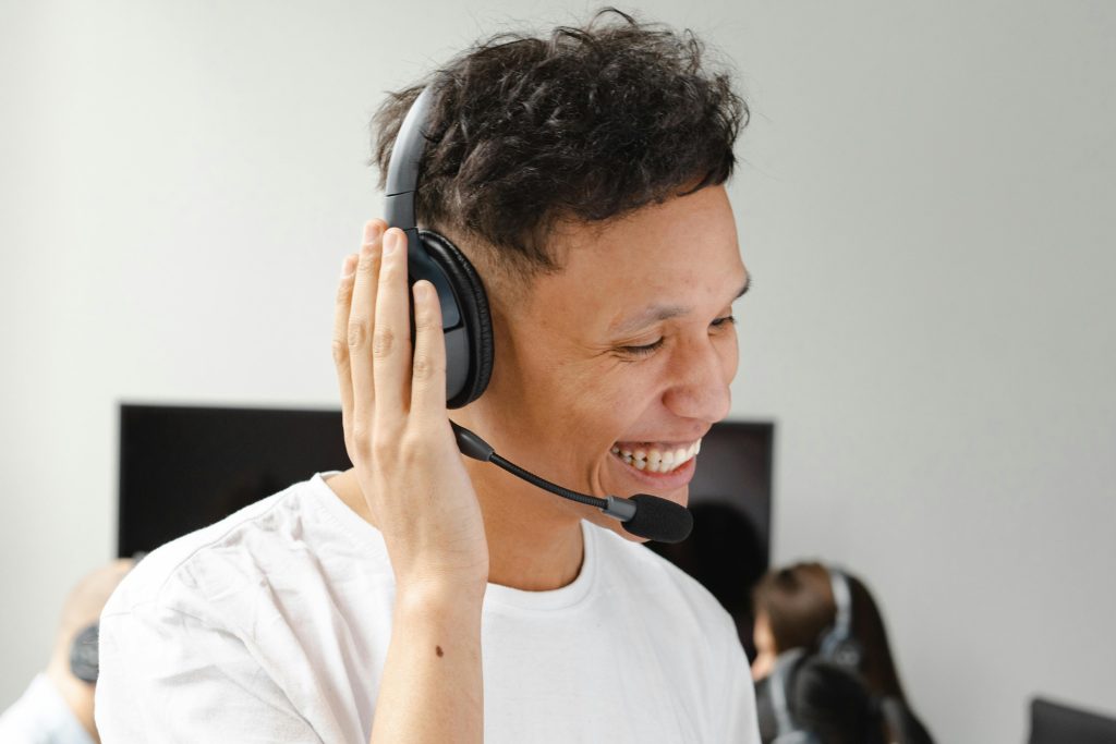 Jovem trabalhando de telemarketing, maioria das vagas de emprego disponíveis no PAT de SJC são para essa função
