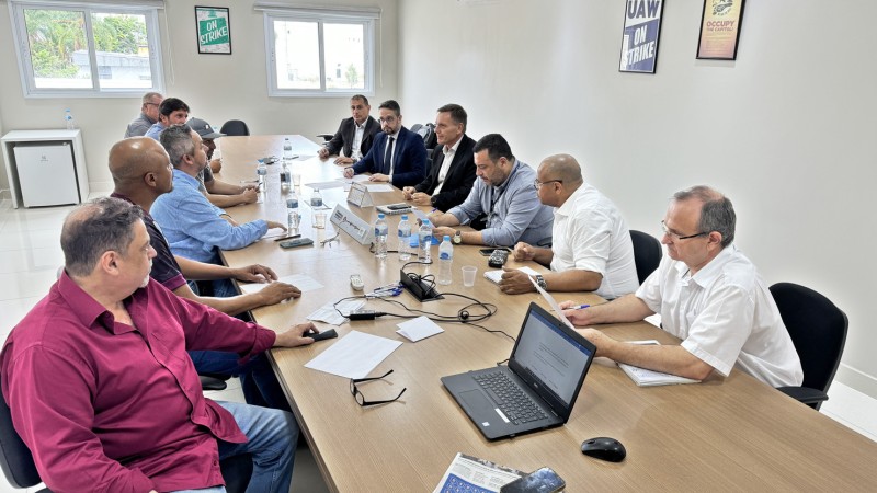investidores da avibras, representantes da companhia e do sindicato dos metalúrgicos em reunião