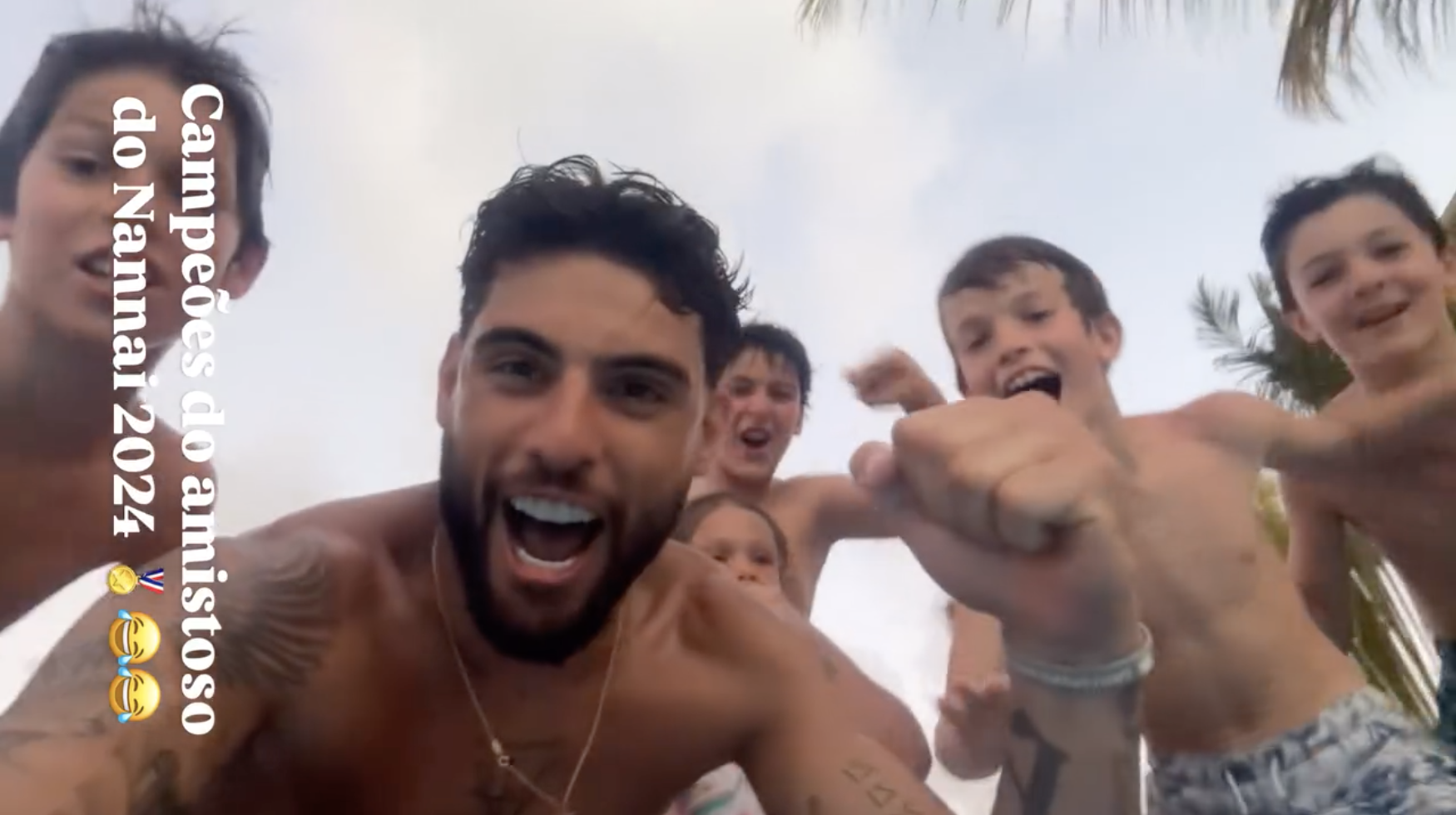 yuri alberto com criançada comemorando vitória na piscina
