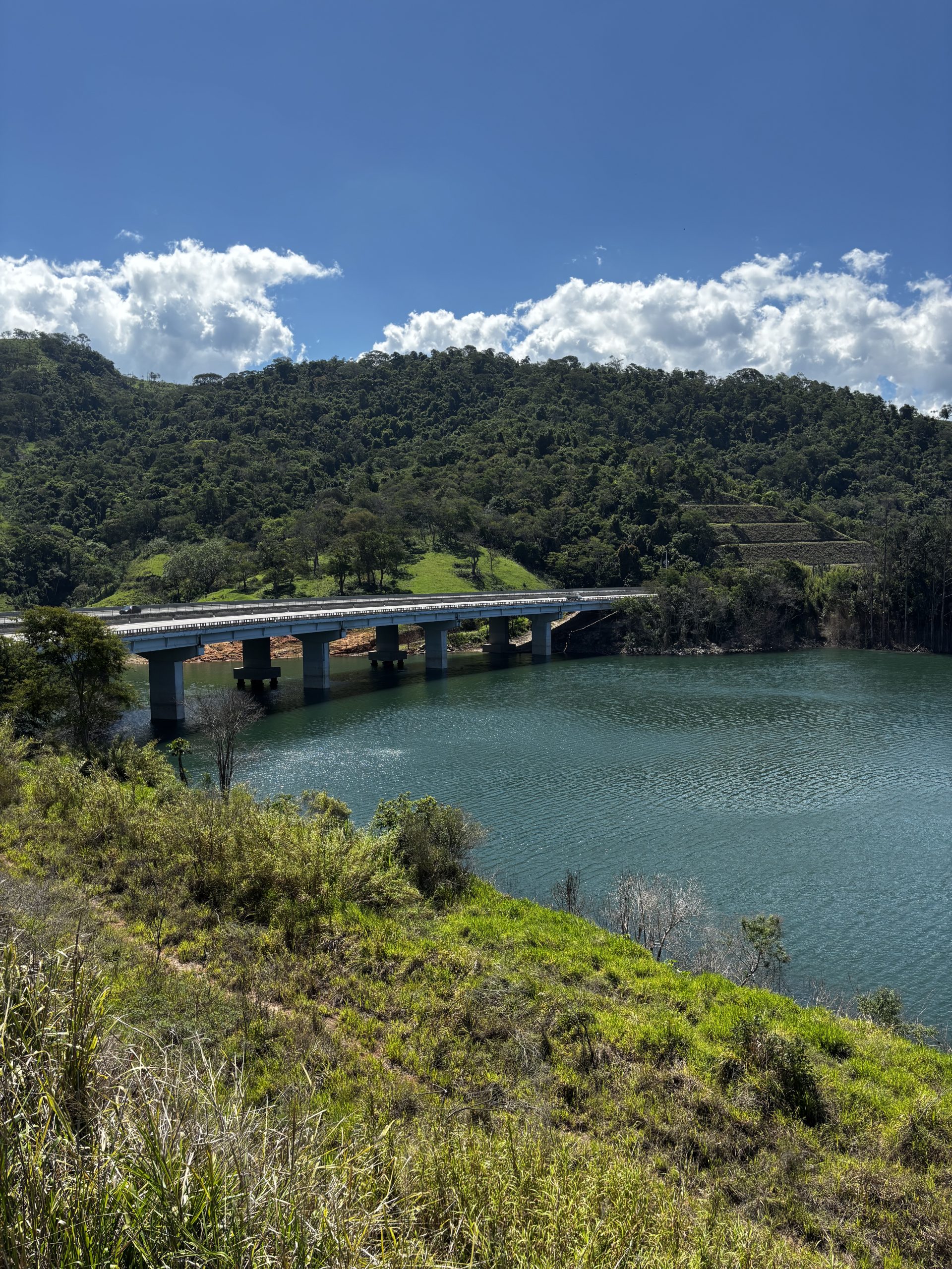 Represa de Paraibuna, onde são realizadas buscas por homem que se afogou