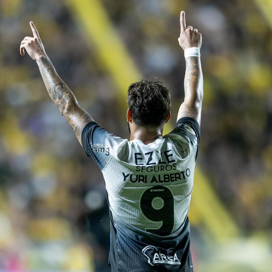 yuri alberto de costas em campo pelo corinthians apontado para os céus