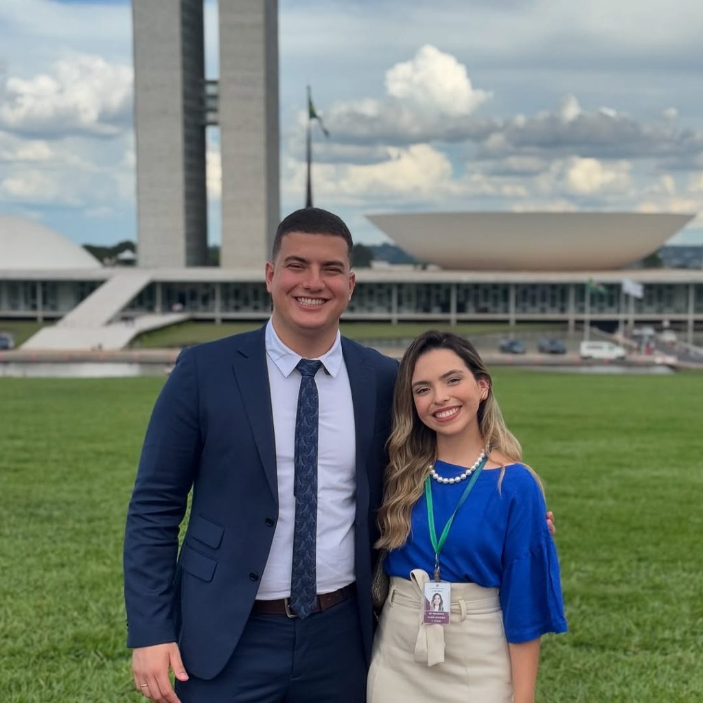 Yan Lopes e sua noiva Eliane Oliveira, em frente ao Palácio do Planalto em Brasília, onde pediram para Geraldo Alckimin ser padrinho do casamento deles