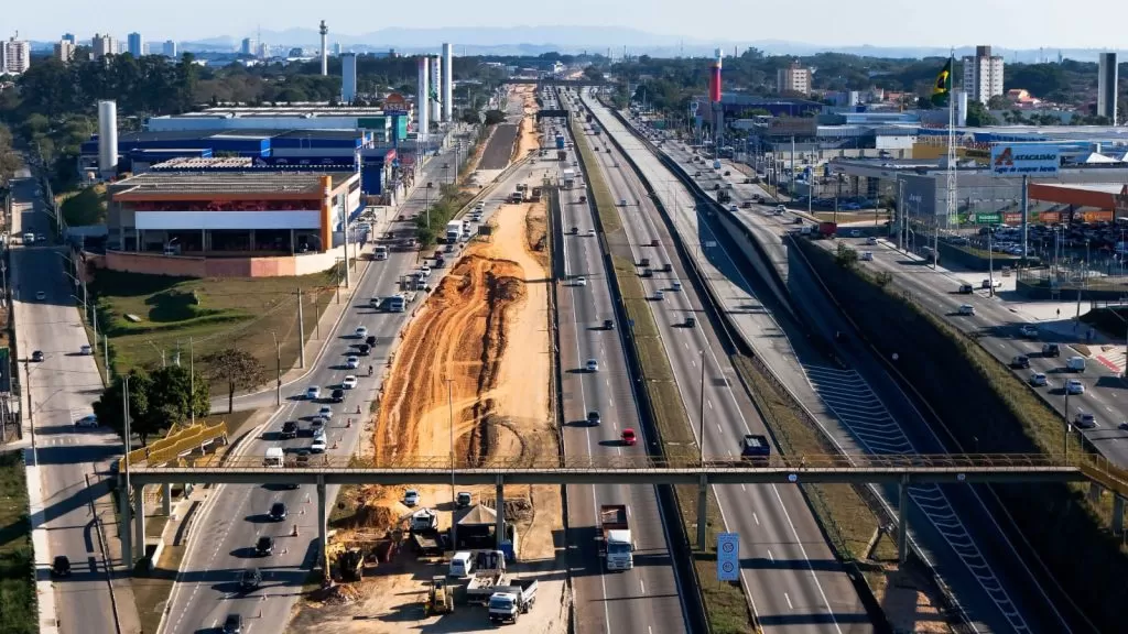 Obra na passarela do Carrefour em SJC