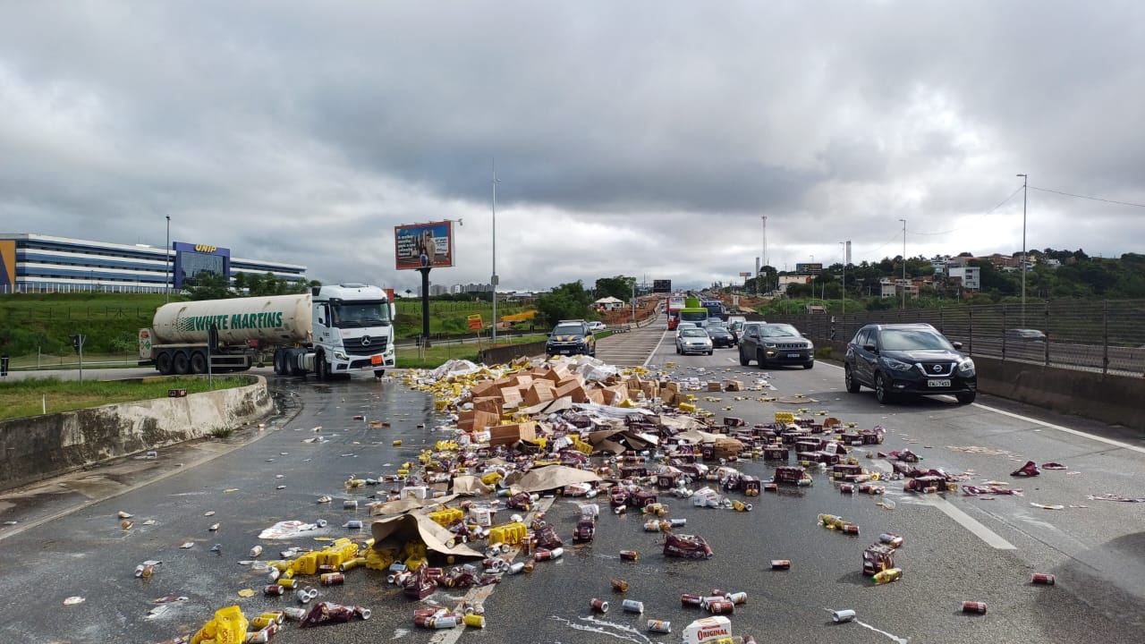 carga de caminhão com cervejas e panetones caída pela Dutra