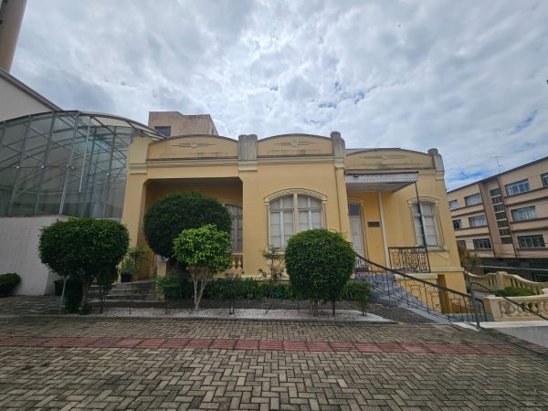 casarão da pensão, u prédio antigo, amarelo cor de gema clara, mas bem conservado