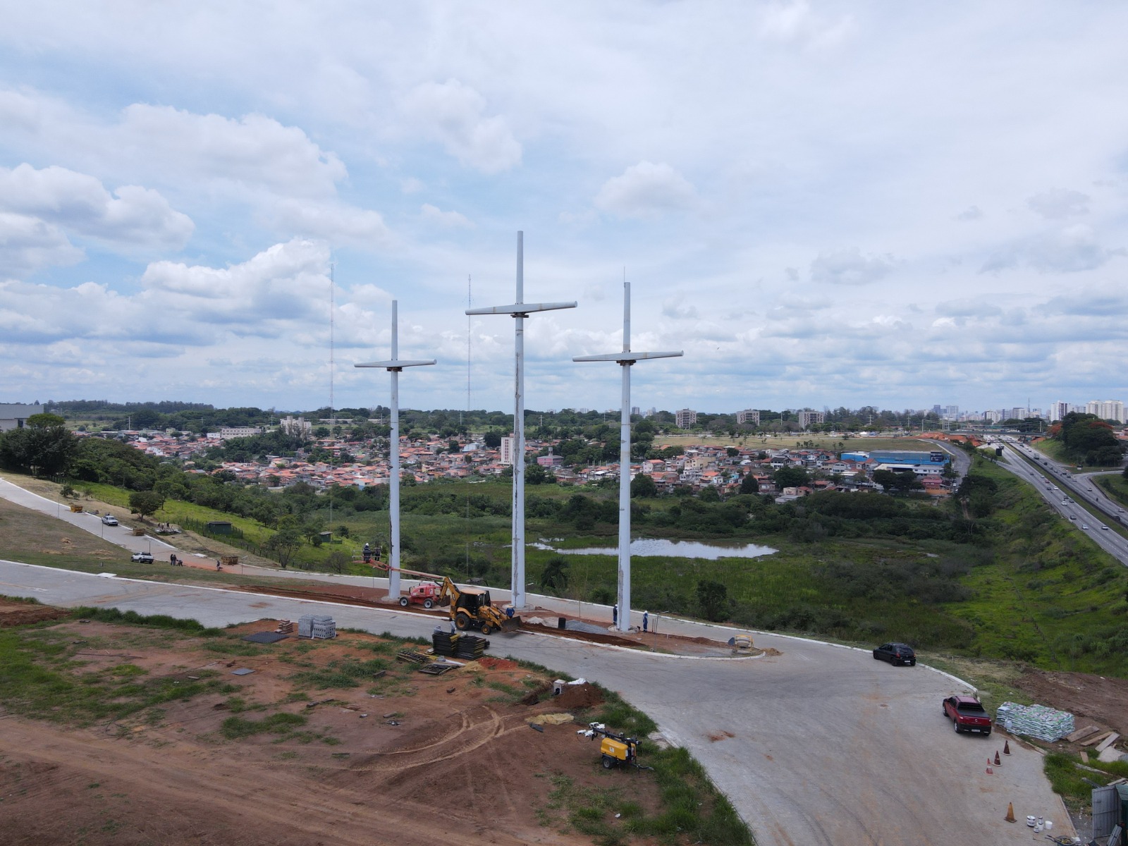 monumento com três cruzes brancas gigantes na vila tatetuba promovido pela igreja da cidade