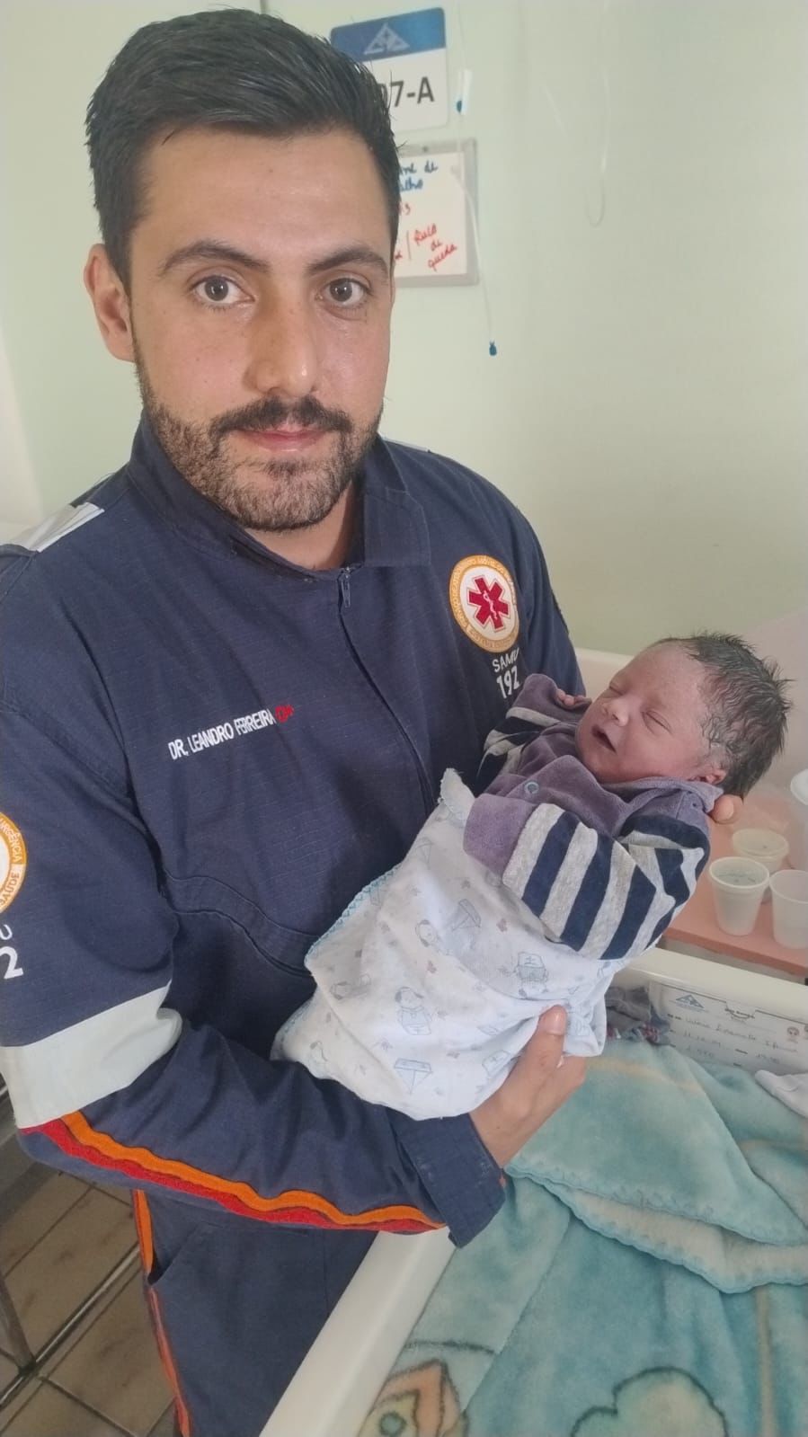 Dr. Leandro Ferreira e o bebê socorrido Ravi Miguel