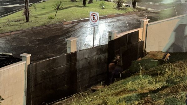 buraco tapado em muro de condomínio