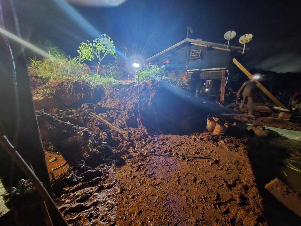 Deslizamento de terra que atingiu área próximo à piscina de uma chácara no bairro do Barreiro em Taubaté