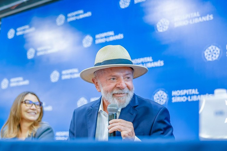Presidente Lula em coletiva de imprensa, anunciando que está de alta médica após cirurgia