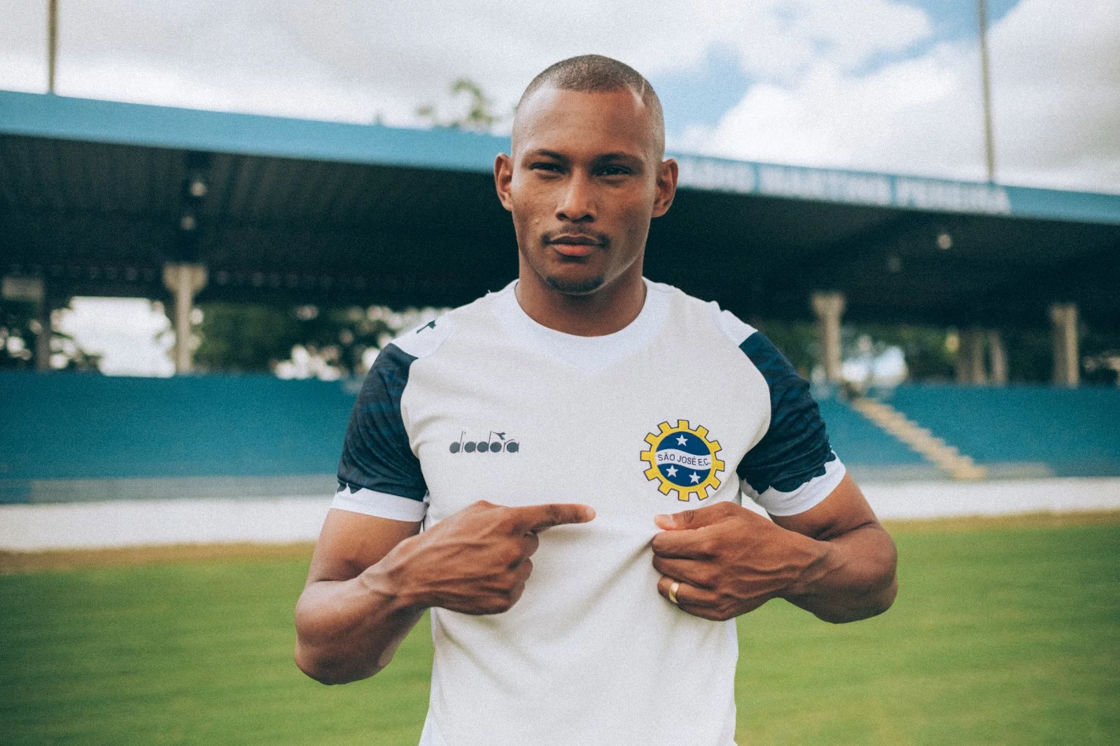 modelo vestindo a camisa do sao josé