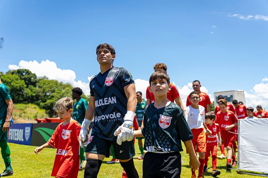 Jogadores do Atlético Guaratinguetá entrando em campo pela Copinha 2025