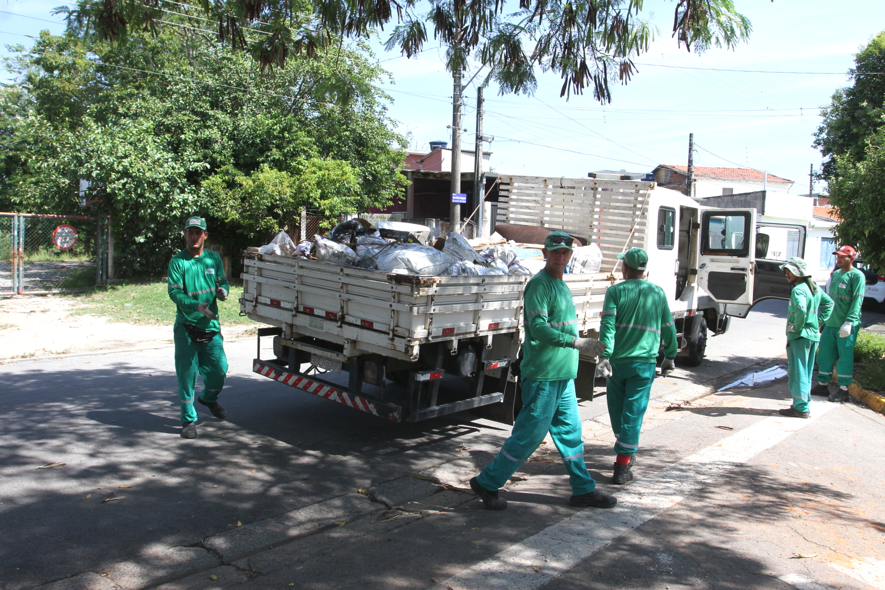 trabalhadores da coleta enchendo caminhão com lixo em ajcareí durante ação da operação cata-treco