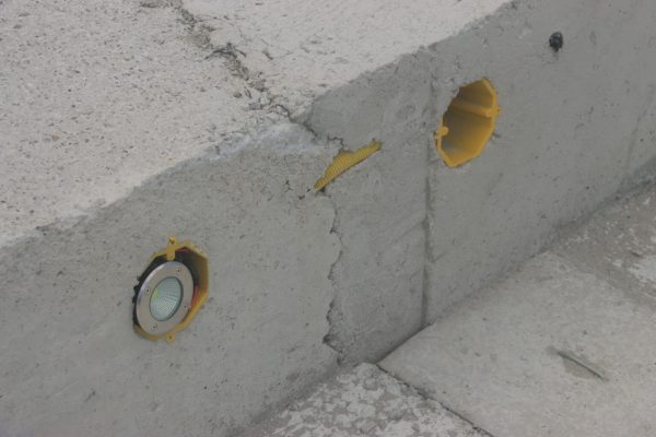 Um ponto de energia sem luminária e ou com luminária em trecho da mureta do Molhe Norte do Rio Juqueriquerê