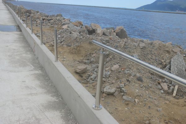 Trecho inacabado do guarda-corpo do Molhe Norte do Rio Juqueriquerê