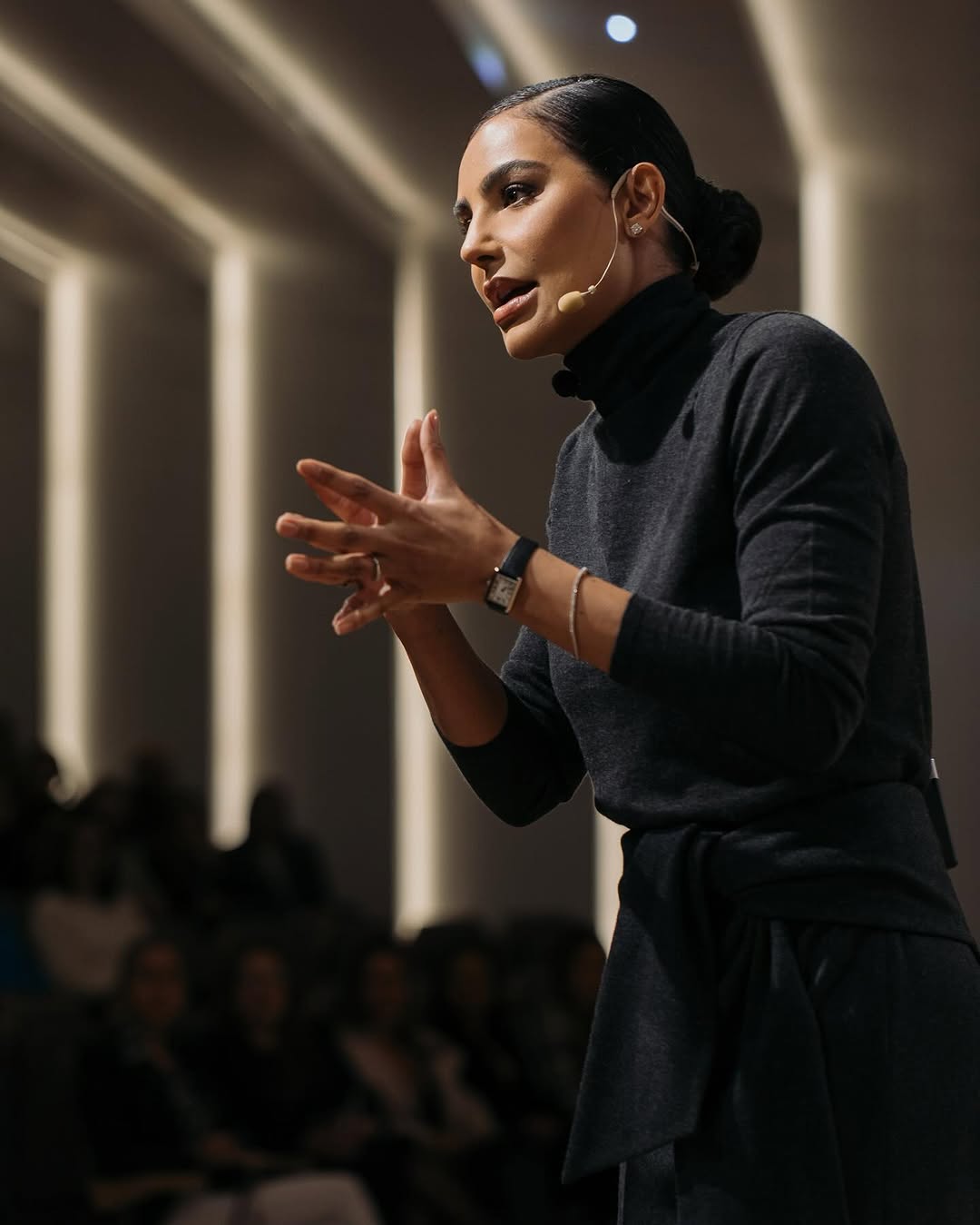 cíntia chagas durante palestra