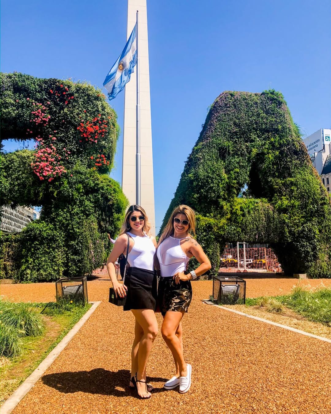 nicole e paula, joseenses na disputa pela última vaga no bbb 25, posando para foto em praça