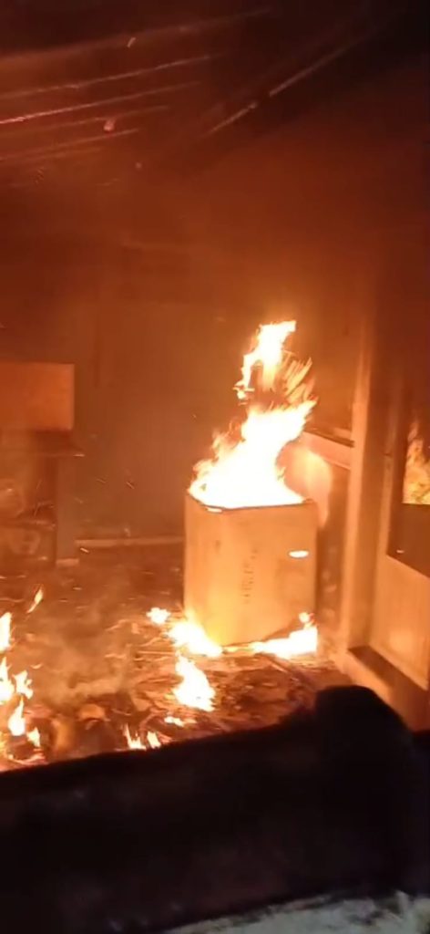 Incêndio que atingiu área externa, queimou eletrodomésticos e uma moto em casa no condomínio Village, em São Sebastião