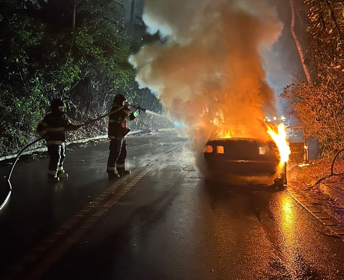 bombeiros apagando fogo em veículo em são Sebastião durante a noite
