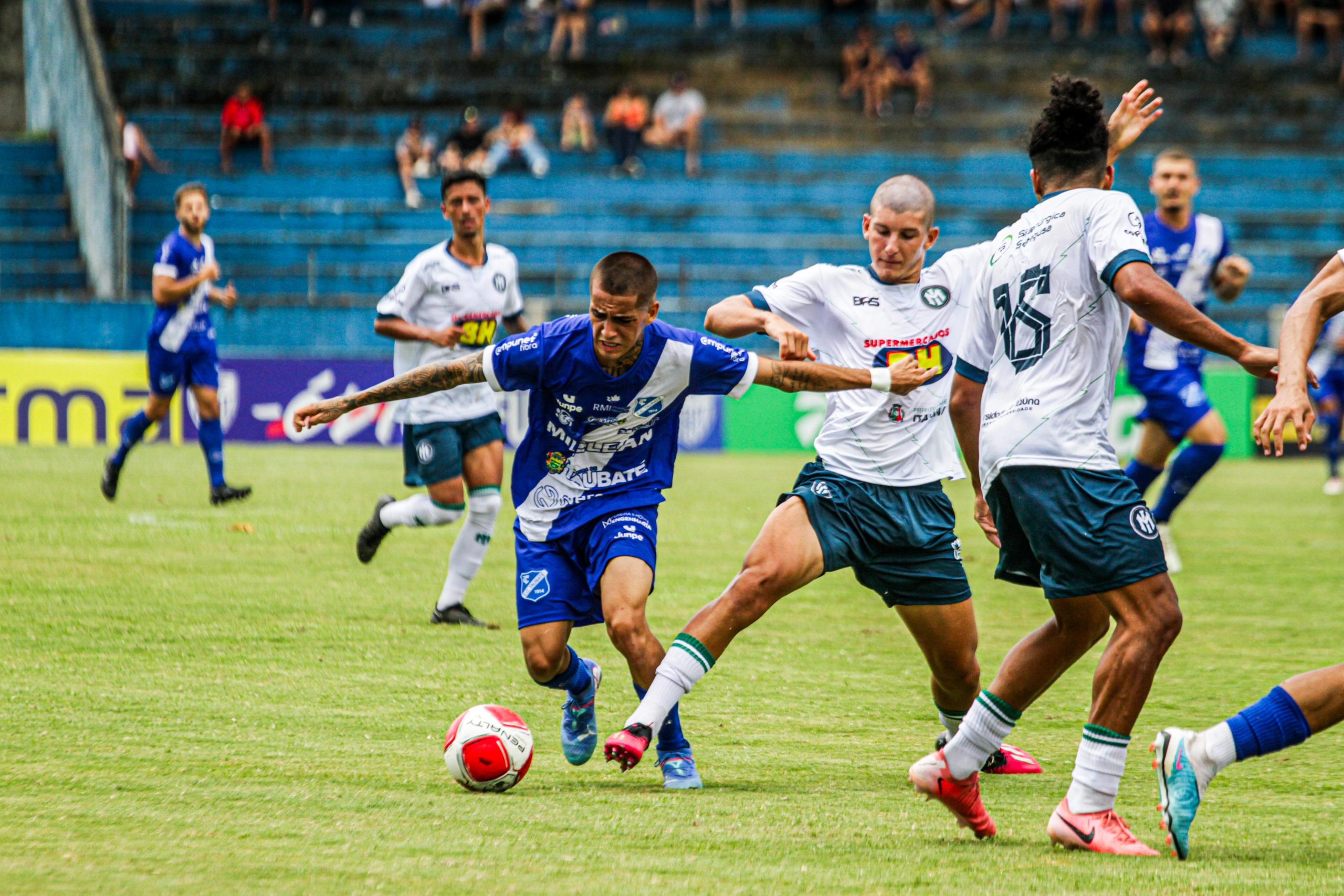 camisa 8 do taubaté, caio, disputando bola em partida pela copinha