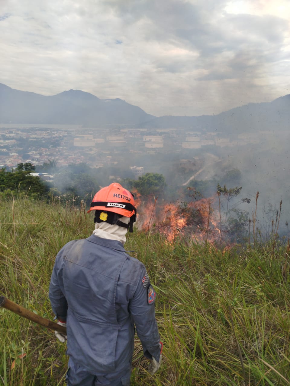 bombeiros apagando fogo em morro em são sebastião