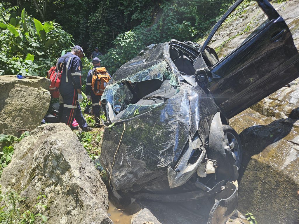 Carro caído em ribanceira na cachoeira dos Três Tombos, em Ilhabela