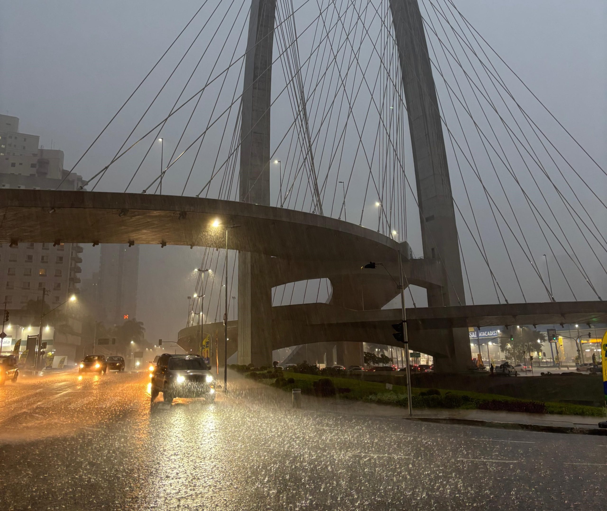 Chuva em São José dos Campos, cidade que está dentro da zona do alerta vermelho do Inmet