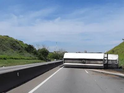 Carreta tombada em Caçapava na Dutra