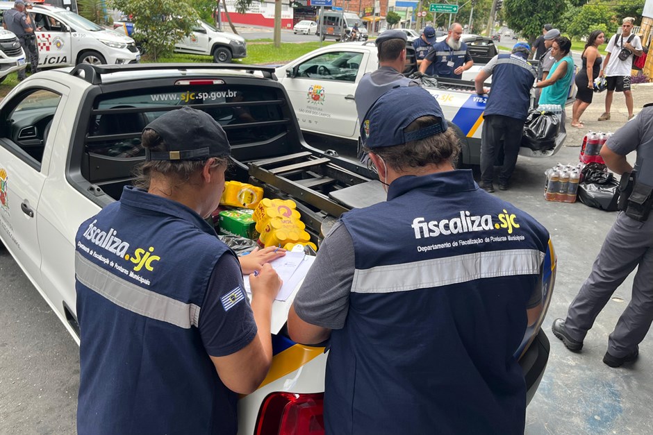 Forças de segurança e agentes de fiscalização interditando adega em sjc