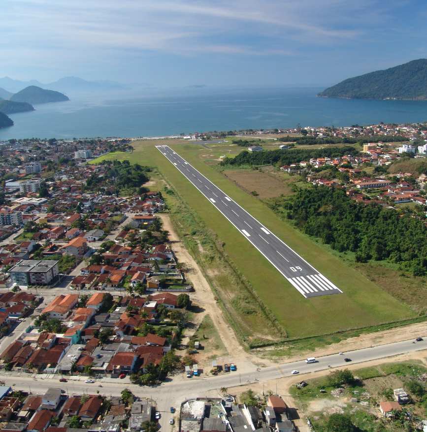 vista aérea da pista do aeroporto de ubatuba
