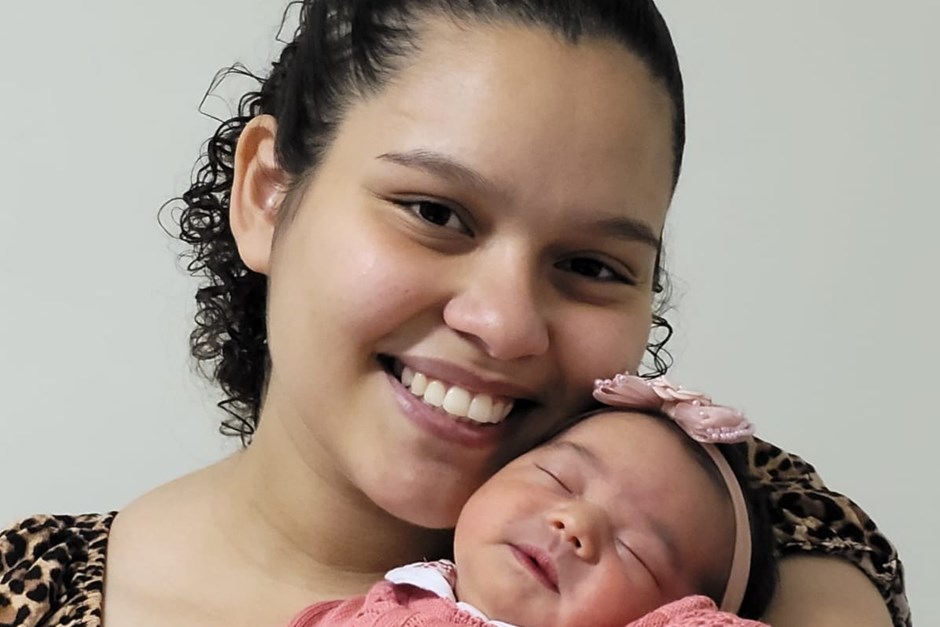 eloá no colo da mãe letícia