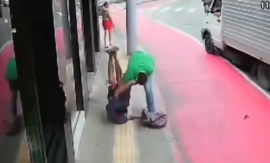 homem aplicando golpe de jiu-jitsu em assaltante